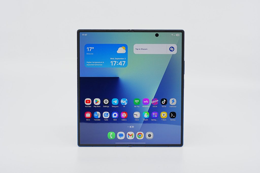 الشاشة الداخلية لجوال Galaxy Z Fold7 المفتوح وعليها أيقونات تطبيقات