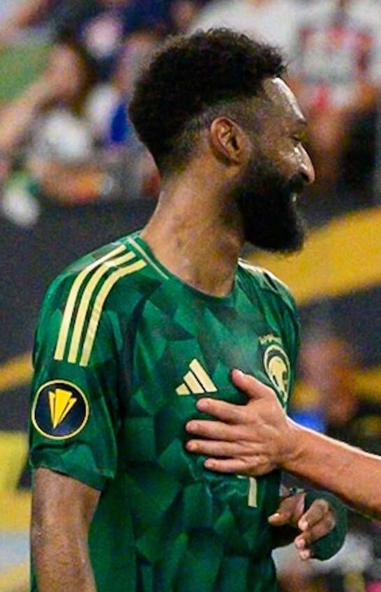 فراس البريكان بقميص المنتخب السعودي الأخضر خلال مباراة